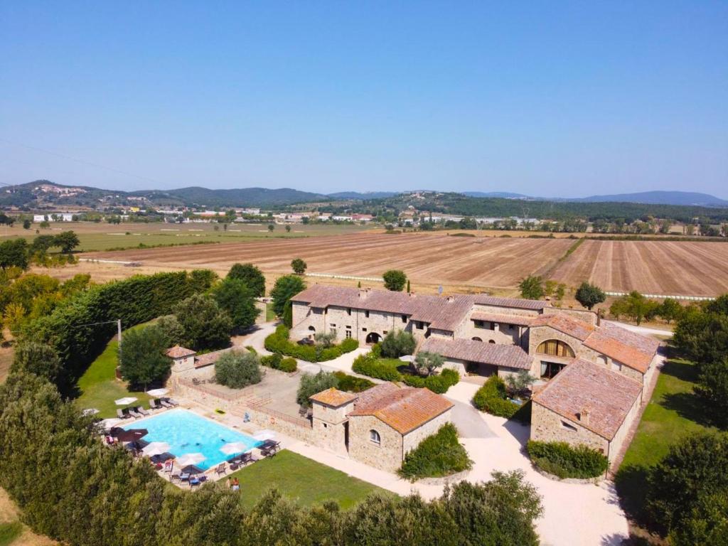 uma vista aérea de uma propriedade com piscina em Holiday Home Tenuta Le Beringhe by Interhome em Colle Val D'Elsa