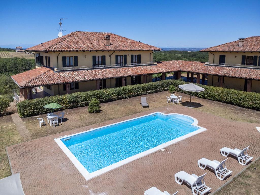 vista aerea su una villa con piscina di Holiday Home Ex I vigneti del mandorlo by Interhome a Mombaruzzo