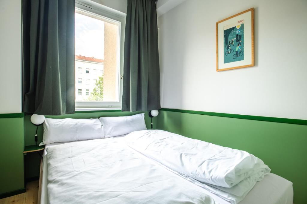 Flattering - Berlin - Resim 17