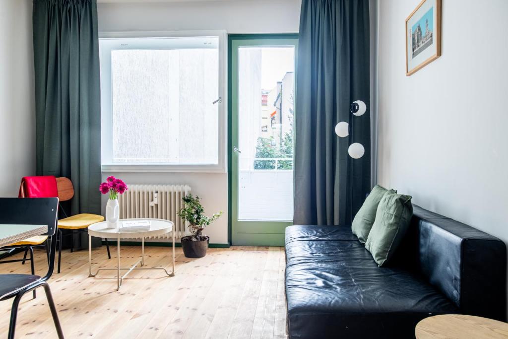 Flattering - Berlin - Resim 19