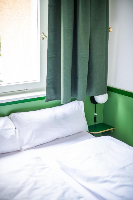 Flattering - Berlin - Resim 25