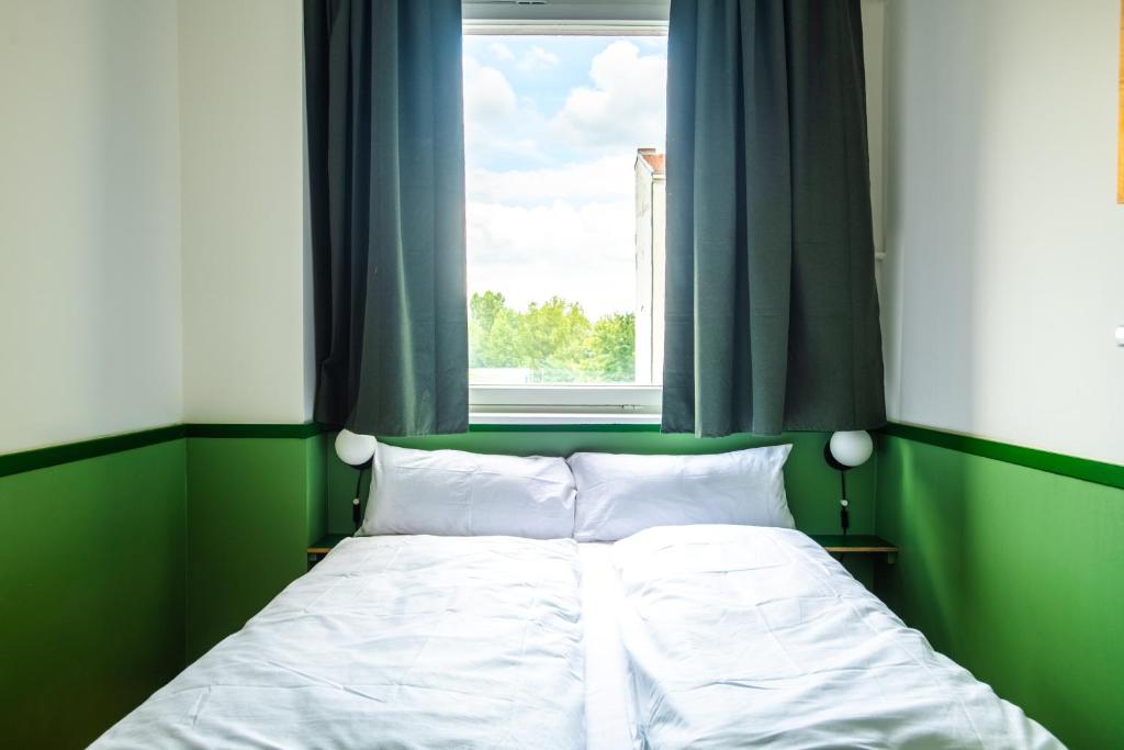 Flattering - Berlin - Resim 30