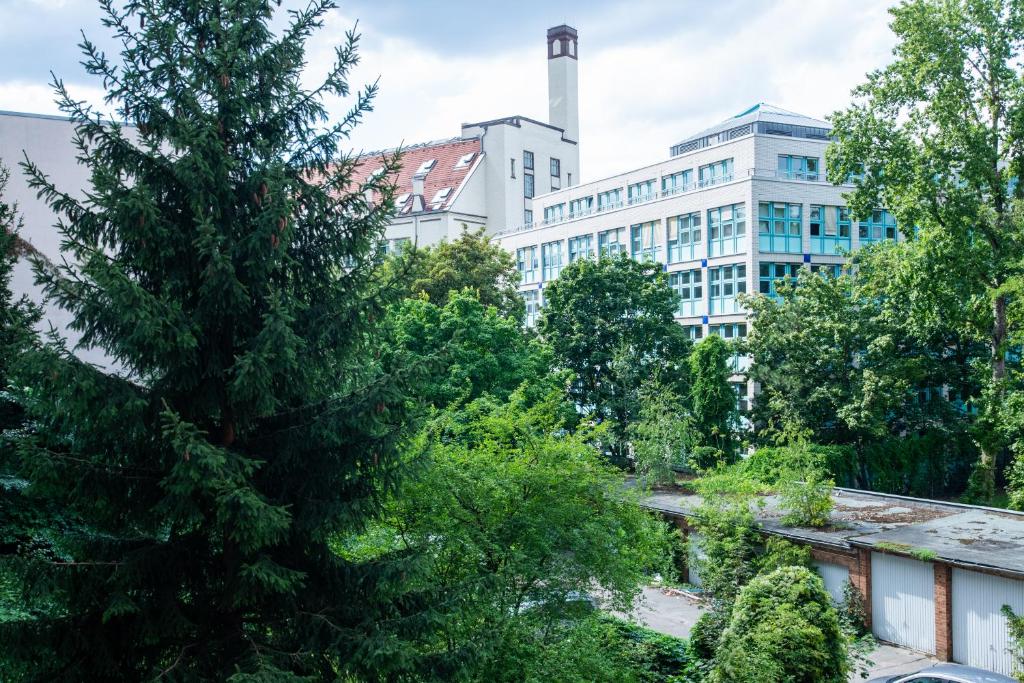 Flattering - Berlin - Resim 36