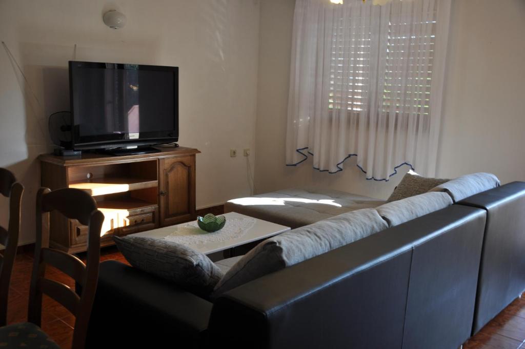 TV a/nebo společenská místnost v ubytování Apartments Kalsan