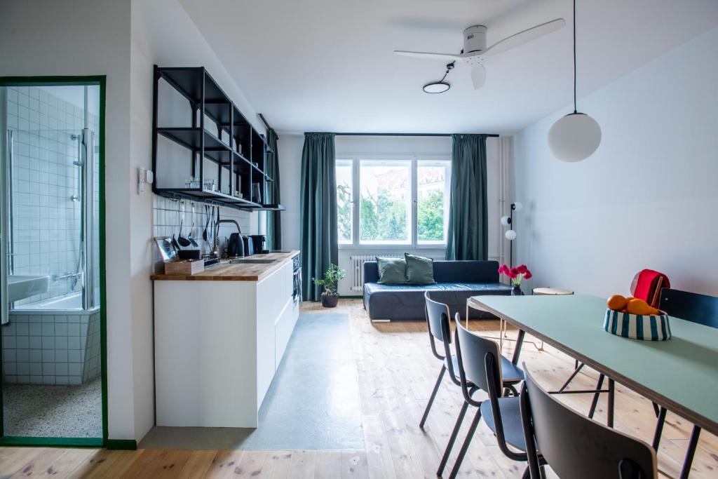 Flattering - Berlin - Resim 38