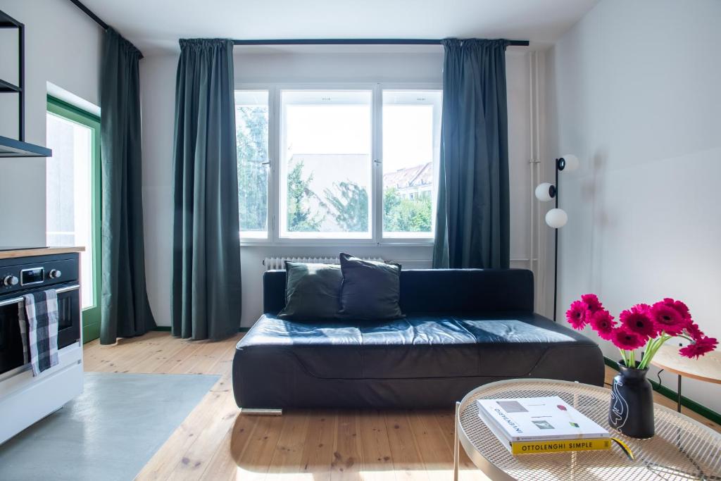 Flattering - Berlin - Resim 40