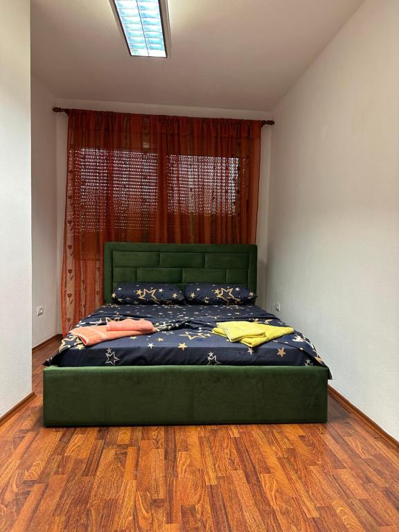 - une chambre avec un lit dans un dortoir doté de parquet dans l'établissement The Heart Of The City - Wifi 500 mb/s, à Durrës