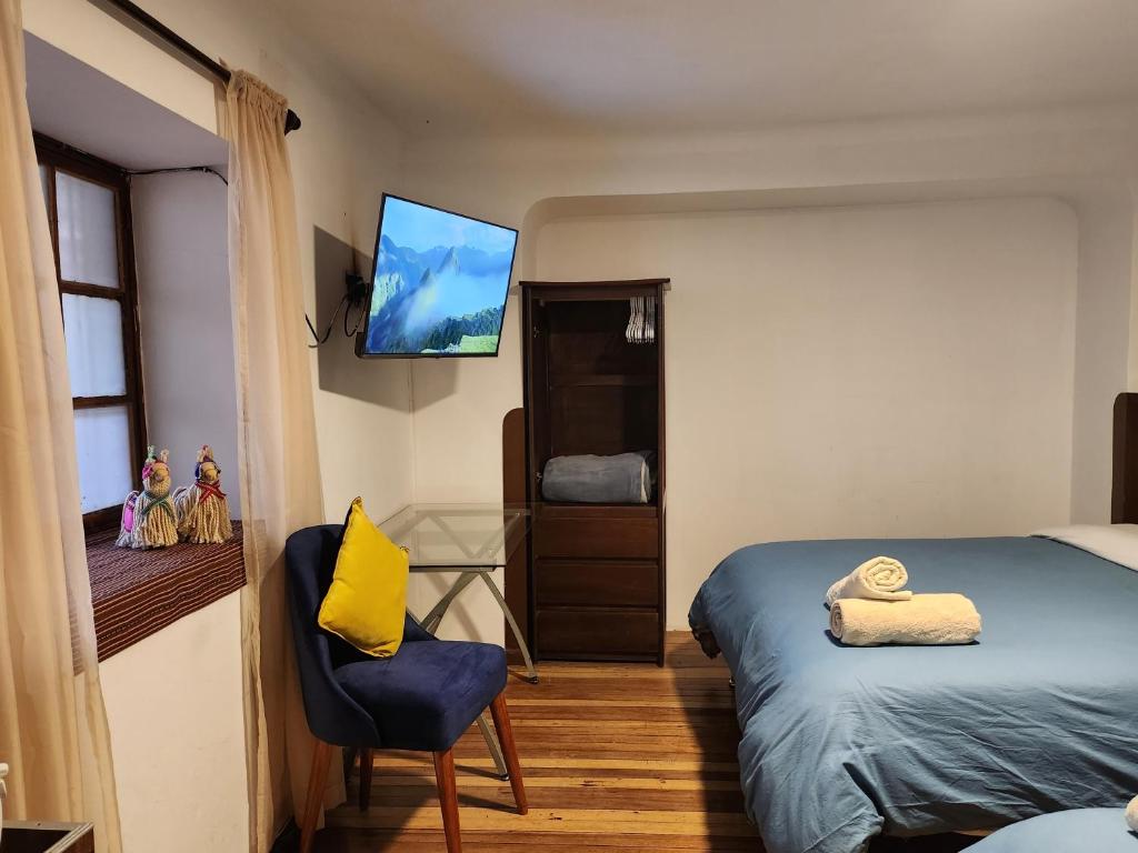 庫斯科的住宿－Apartamento Plaza de Armas，卧室配有一张床,墙上配有电视。