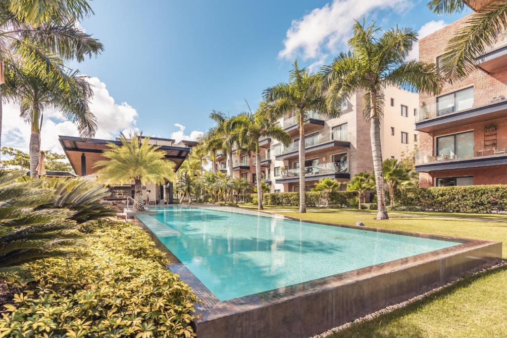 Bazén v ubytování Harmonious Apartment in Loft Cap Cana D4D nebo v jeho okolí