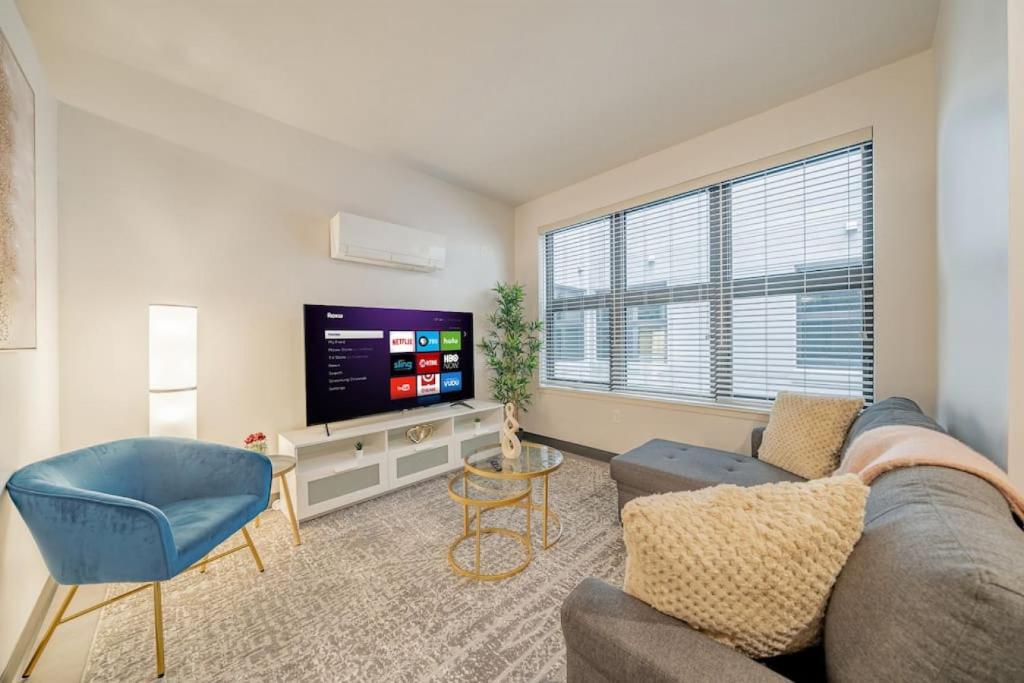 Televisyen dan/atau pusat hiburan di Journal Commons 424 Historic Hidden Gem 1 BR High Speed WIFI Gym