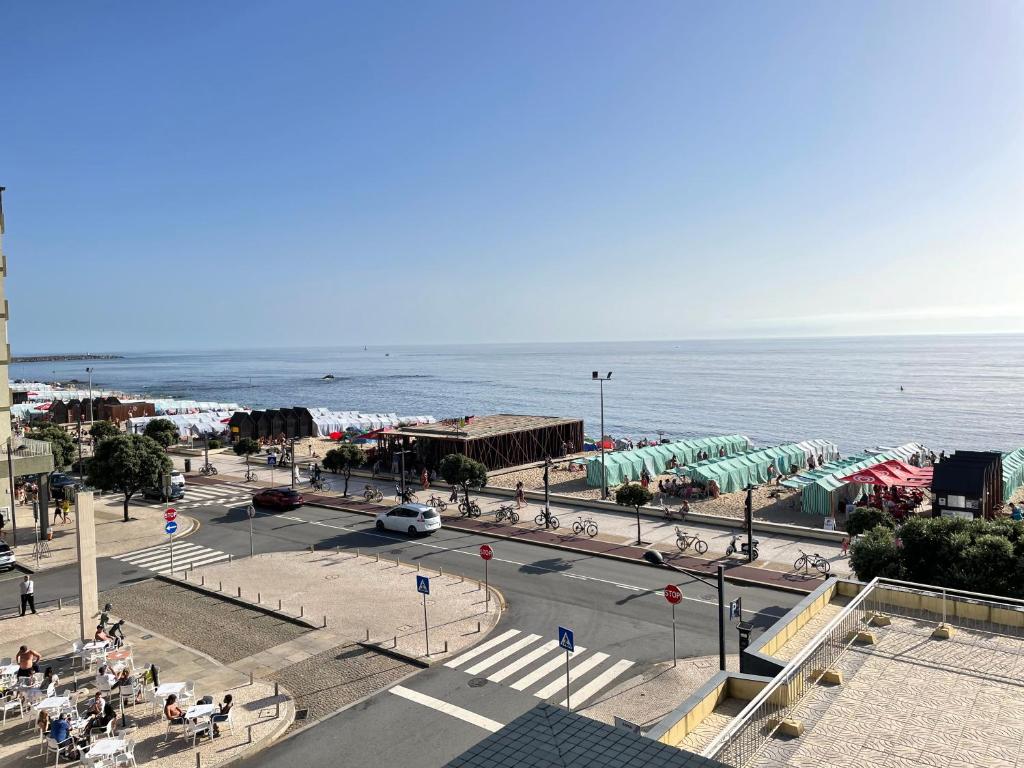 a view of a beach with the ocean in the background at Home of Neptune in Póvoa de Varzim