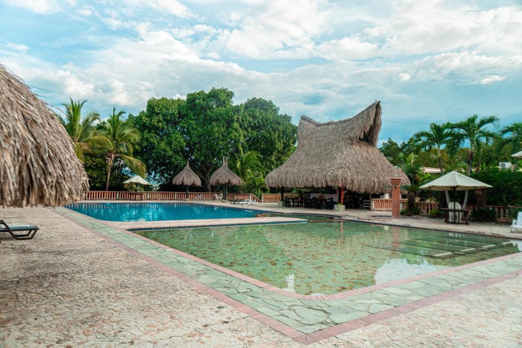 Bazén v ubytování Hotel Portón del Sol nebo v jeho okolí