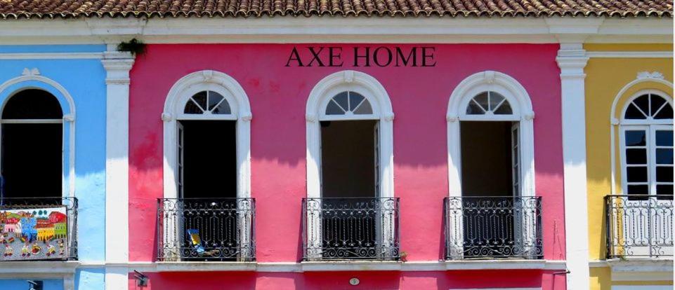 ein rosafarbenes Gebäude mit den Worten Axt Home drauf in der Unterkunft AXÉ HOME Martha & Jorge in Salvador