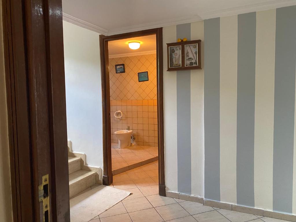 a hallway with a bathroom with a toilet at Chambre darbouazza in Casablanca