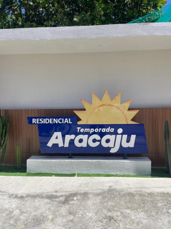 um sinal na lateral de uma bomba de gasolina em Residencial Temporada Aracaju em Aracaju
