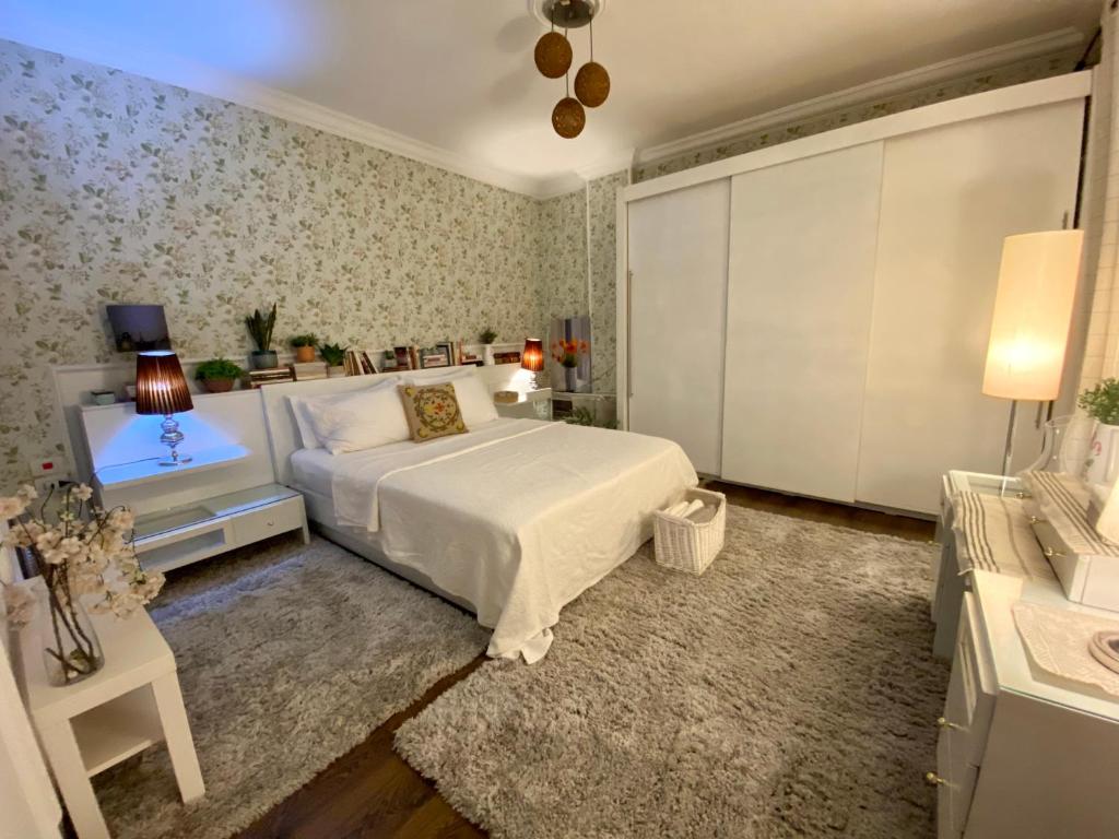A bed or beds in a room at La Perle Pyramids