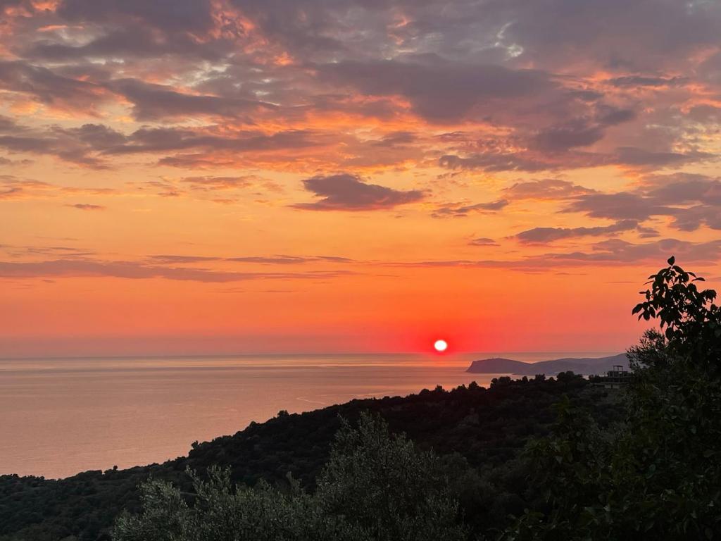- un coucher de soleil sur l'océan et le ciel dans l'établissement Amazing View Apartments at Kroi i Gjine, Piqeras, à Piqeras
