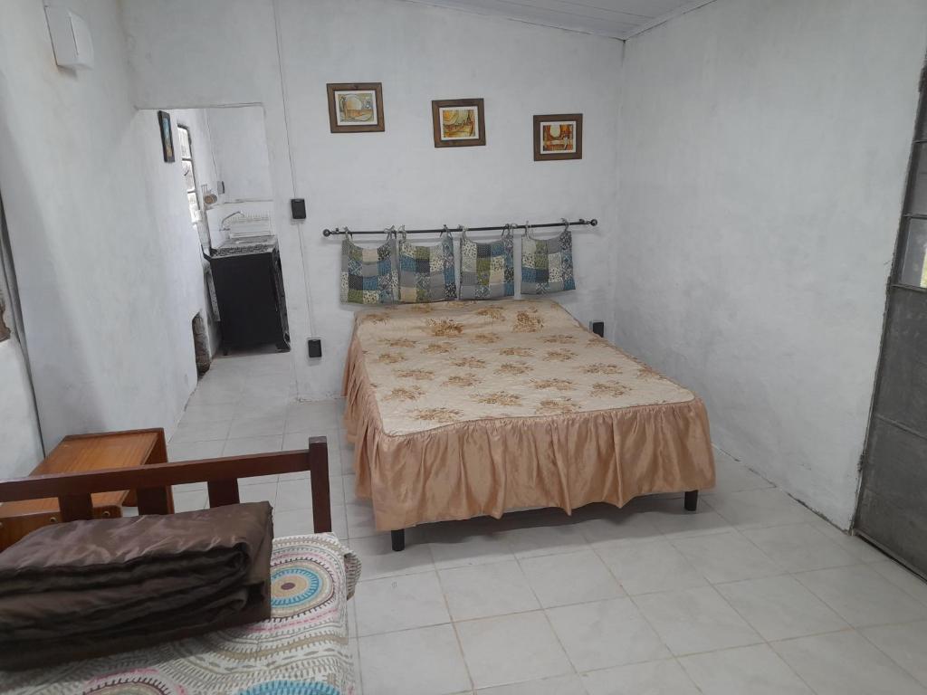 um quarto com uma cama, uma mesa e uma cadeira em Lavanda Casa de Campo em Salto