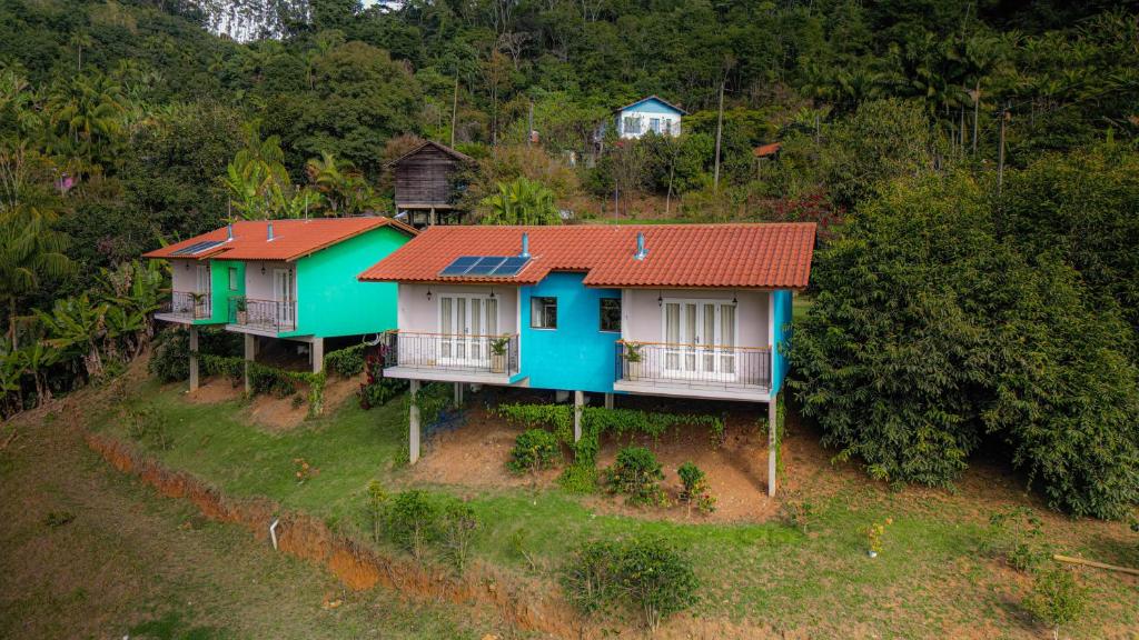 an overhead view of three houses with red roofs at Pousada Altoé da Montanha in Venda Nova do Imigrante