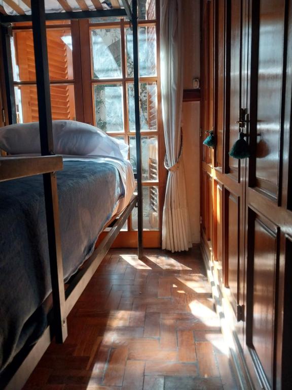 sypialnia z łóżkiem w pokoju z oknem w obiekcie Why Not Guemes w Córdobie