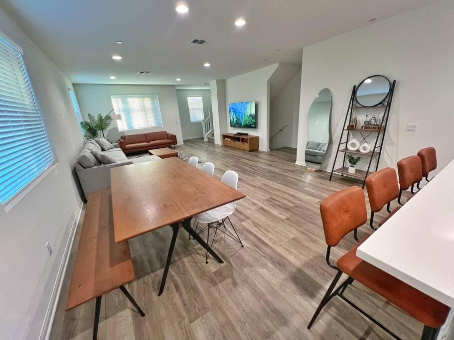 Χώρος καθιστικού στο Modern Lux Home Near Disneyland And In The Heart Of OC!