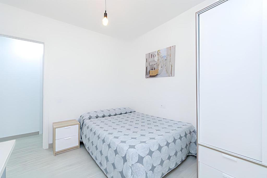 A bed or beds in a room at Piso Ría de Pontevedra