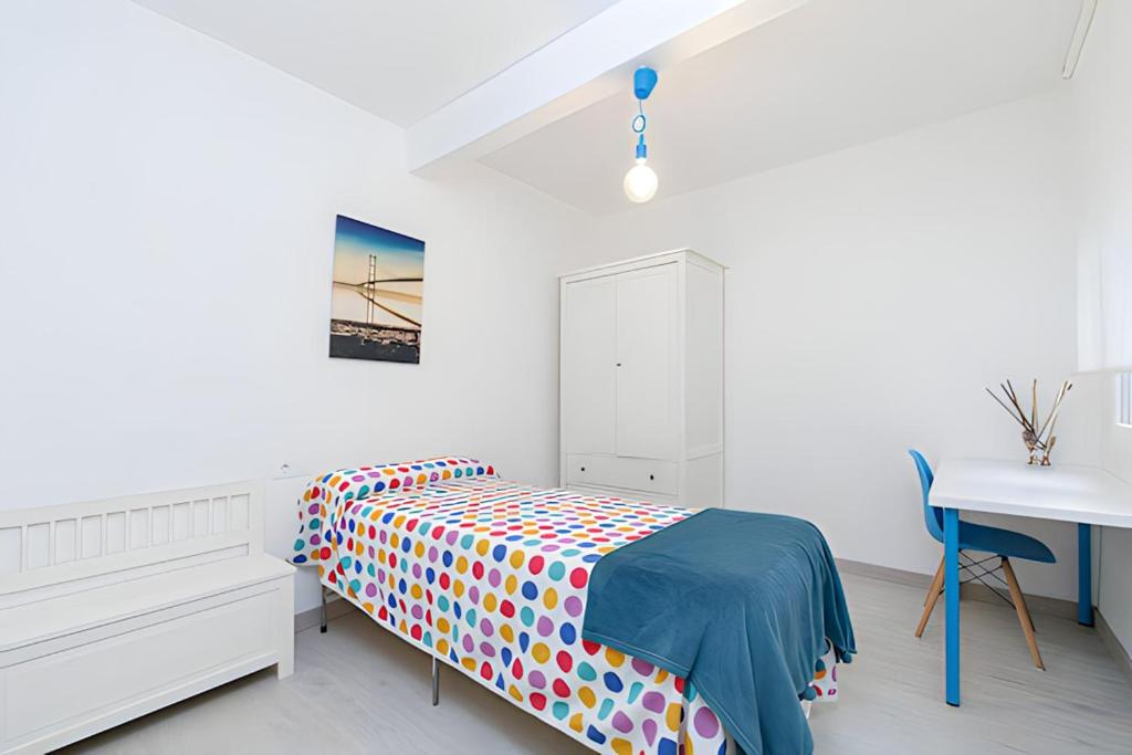 A bed or beds in a room at Piso Ría de Pontevedra