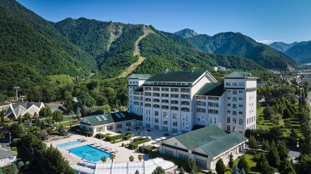 una vista aérea de un hotel con montañas en el fondo en Qafqaz Riverside Hotel, en Gabala