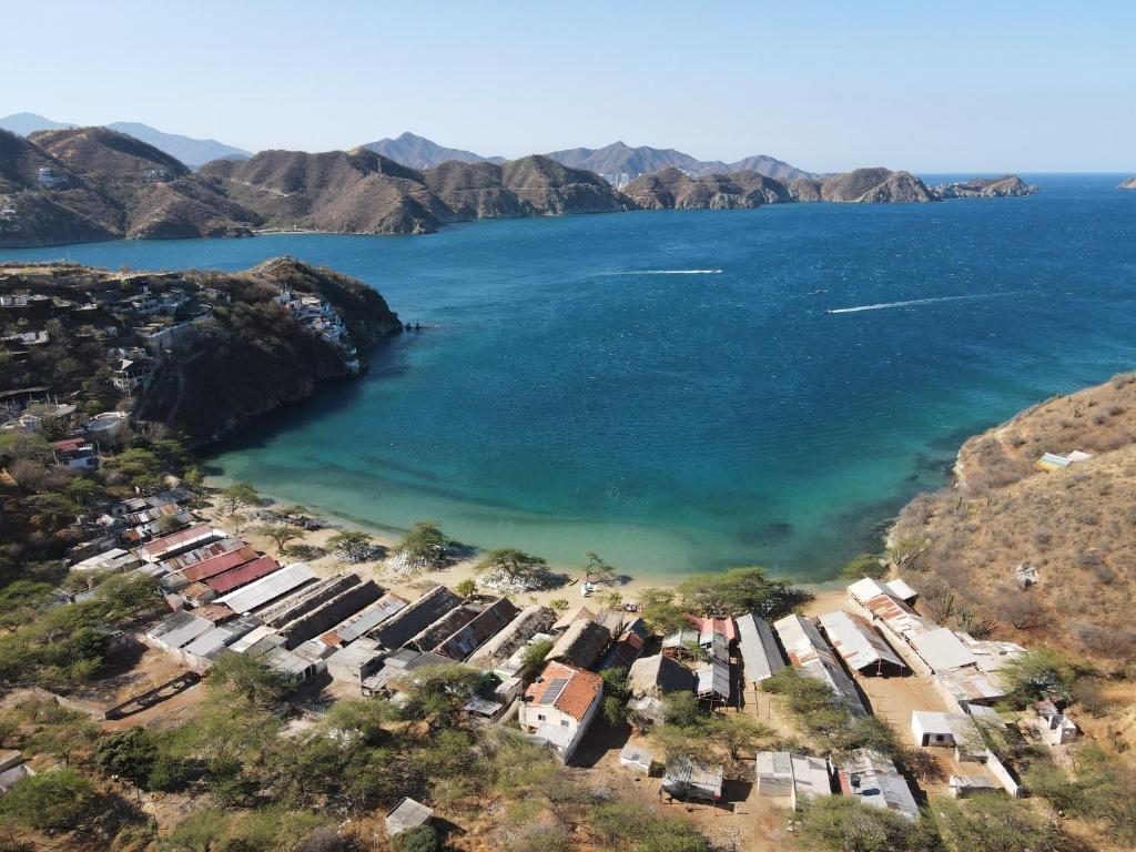 una vista aérea de una bahía con casas y montañas en Puro Paraíso Eco Hotel, en Taganga