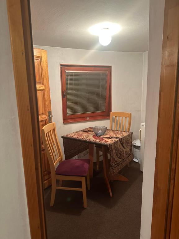 een eetkamer met een tafel en stoelen en een toilet bij Apartman ŽES in Sarajevo