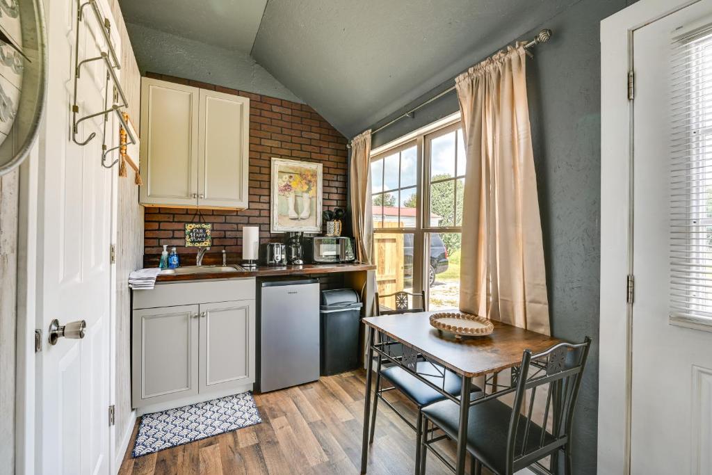 Brownsville Studio Cottage Walk to Mammoth Cave!, Brownsville