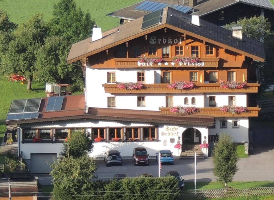 duży budynek z panelami słonecznymi na górze w obiekcie Cafe Pension Erbhof w mieście Kartitsch