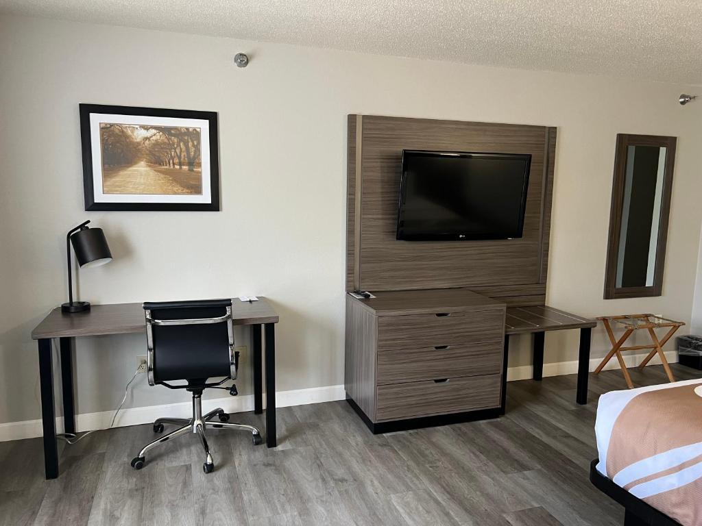 Quality Inn & Suites Red Wing - King Room - No Fumadores