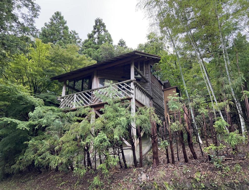 domek z bali w środku lasu w obiekcie Shikinosato Cottage 1 - Vacation STAY 02898v w mieście Kawaguchi