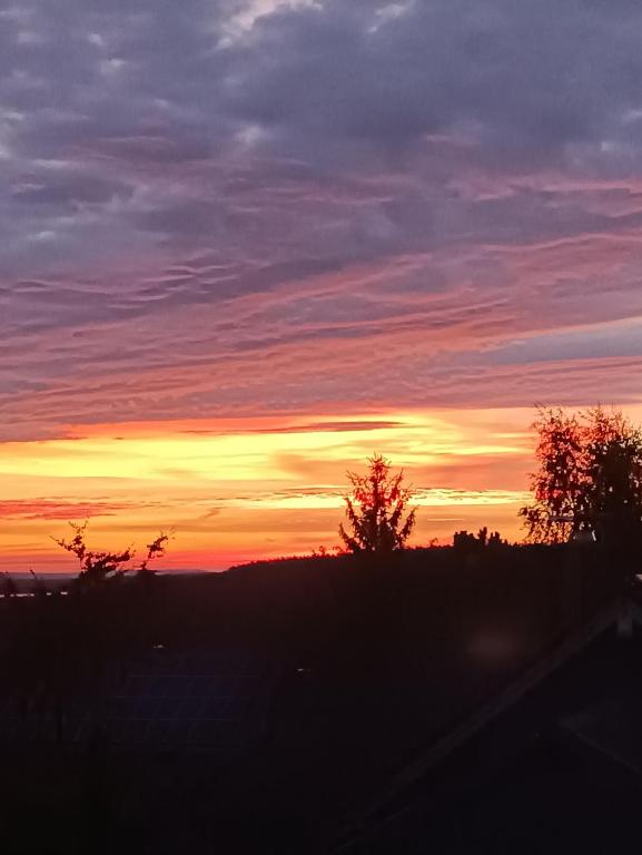 Východ nebo západ slunce při pohledu z apartmánu nebo okolí