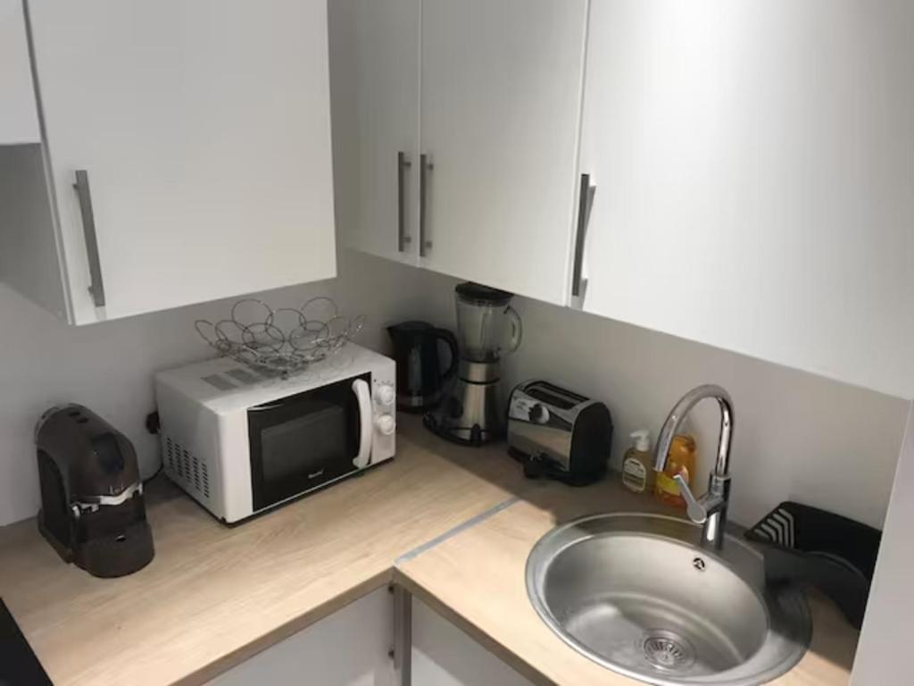 a kitchen counter with a microwave and a sink at Studio à 100m du Palais des Festivals / Plages et Commerces in Cannes