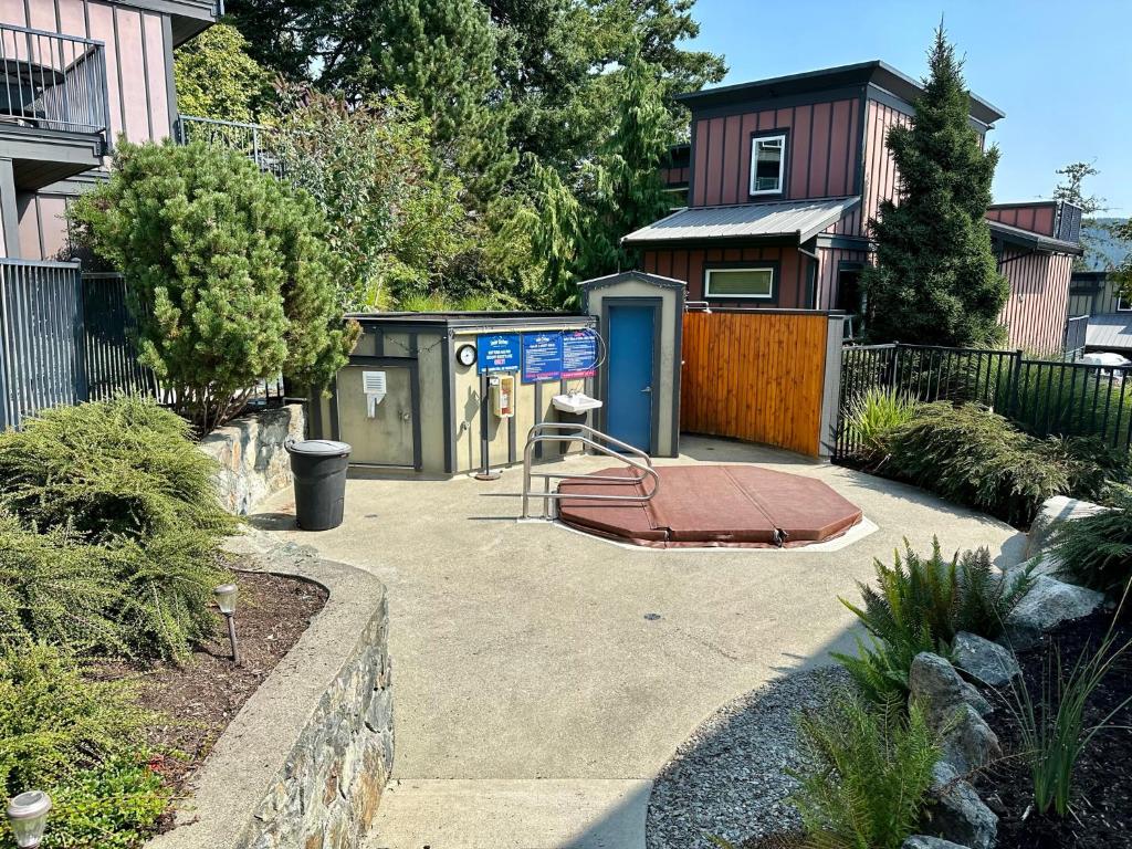Zahrada ubytování Sooke Oceanview Penthouse - Family Friendly