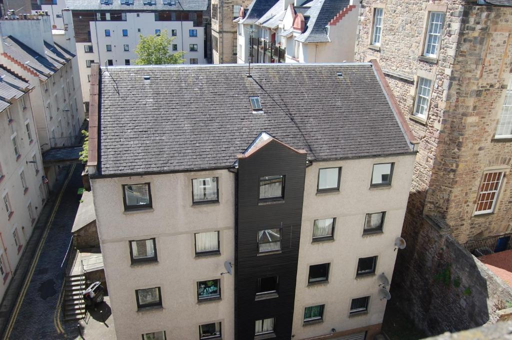 una vista aérea de un edificio en una ciudad en Anne House, Royal Mile, en Edimburgo