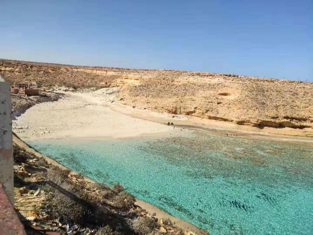 にあるplaisir de la vieの青い海水の海岸の空中風景