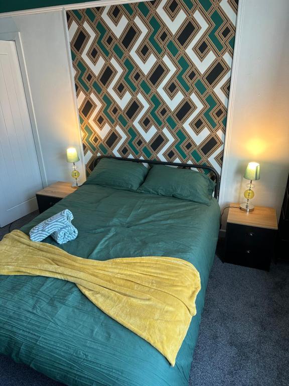 Кровать или кровати в номере Emerald Apartment Pleasure Beach Blackpool