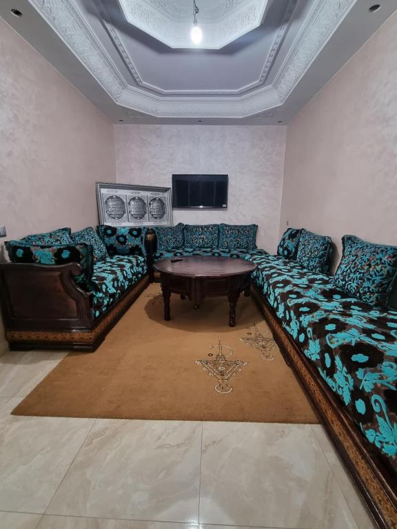 a living room with two couches and a table at Appart tranquille au centre de marrakech in Marrakesh