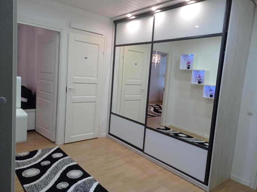 um espelho grande num quarto com um tapete em Great location In Helsinki em Helsinque