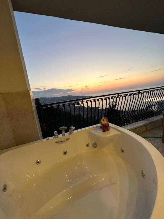 bañera blanca en una habitación con vistas en RizeskySuit, en Rize