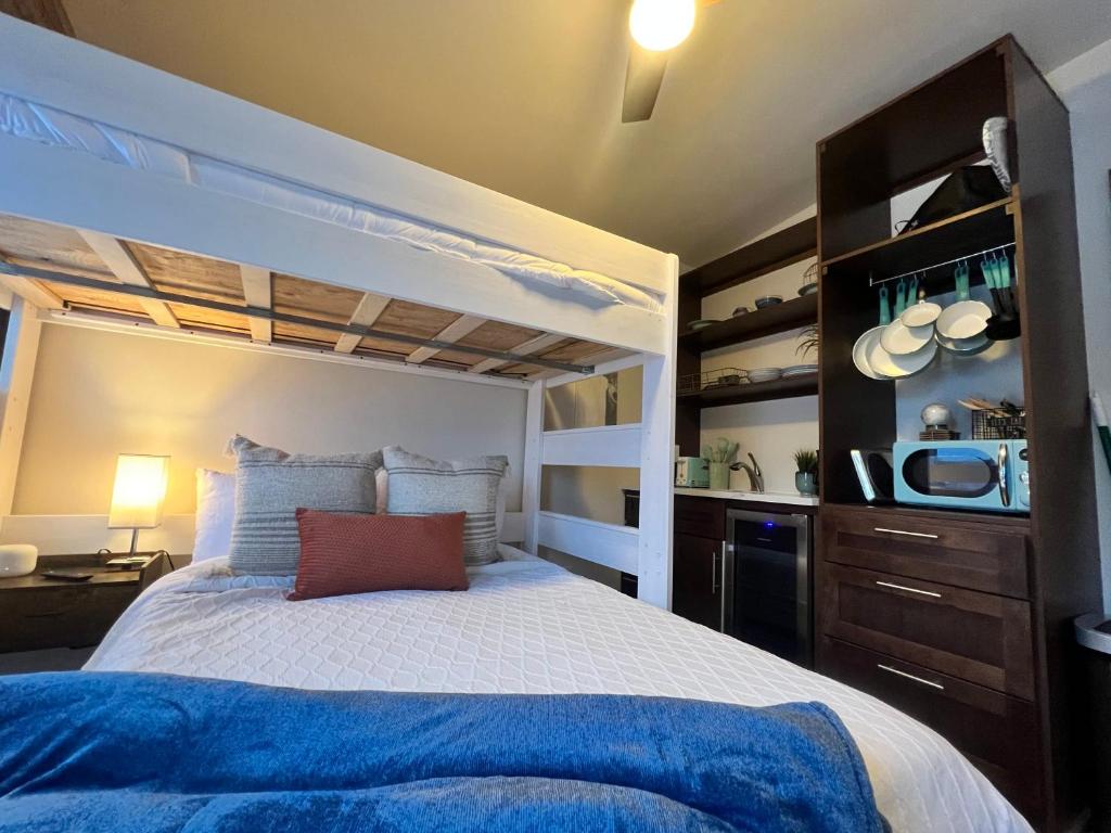 - une chambre avec un grand lit blanc et un four micro-ondes dans l'établissement Teton View Studio - Hidden Gem near Yellowstone, à Tetonia