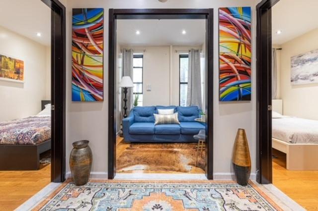 sala de estar con sofá azul y espejo en 4BR in Amsterdam Ave, en Nueva York