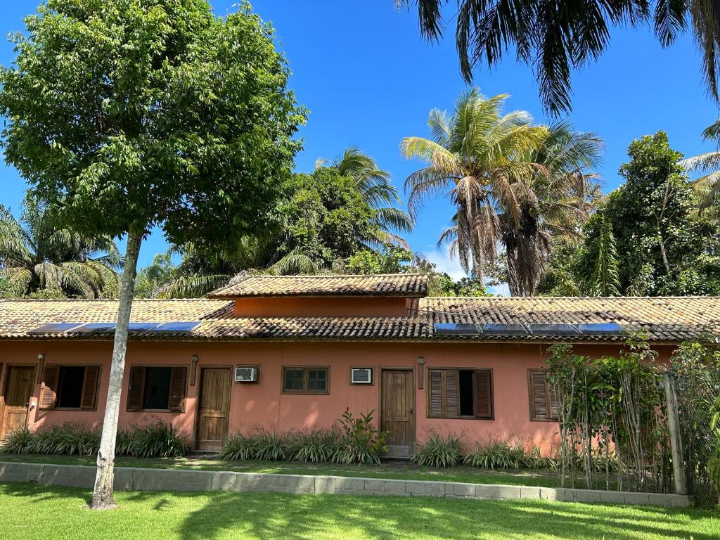 une vieille maison avec des palmiers devant elle dans l'établissement Vila ORIBA, à Santo André