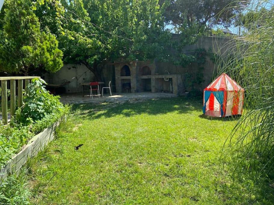 einen Hof mit einem Drachen im Gras in der Unterkunft ÇobanEvi Gökçeada sakin,huzurlu... in Gokceada Town