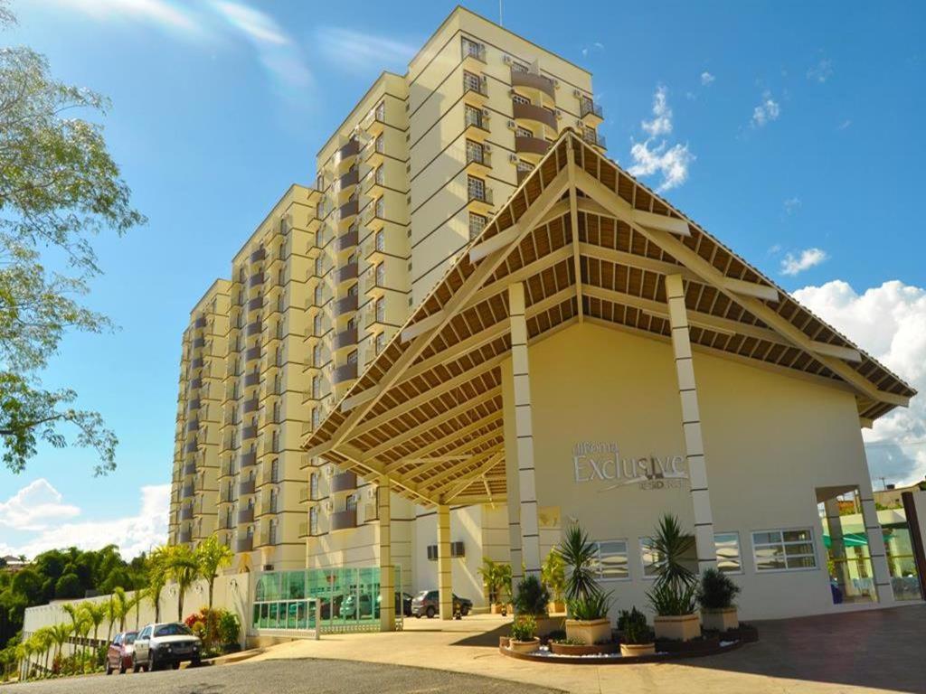ein großes Apartmenthaus mit einem großen Gebäude in der Unterkunft DiRoma Exclusive in Caldas Novas