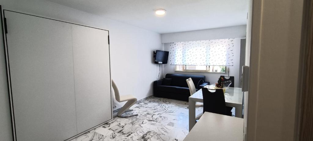 un salon avec un canapé et une table dans l'établissement Casa Bella Vita, à Menton