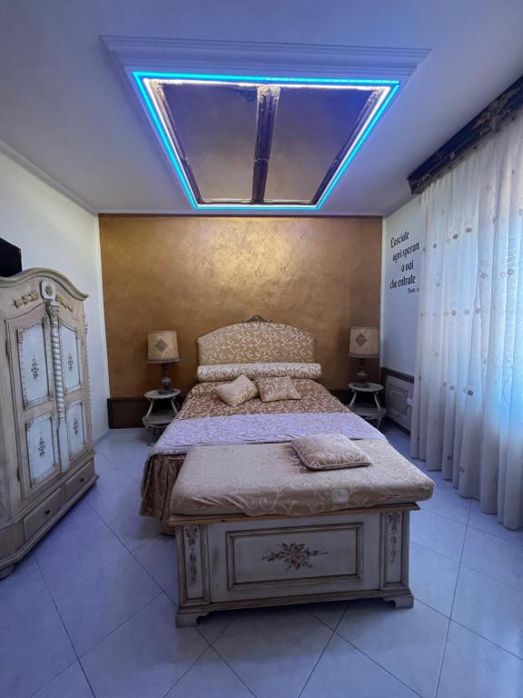 薩雷諾的住宿－B&b Villa Romano，一间卧室设有一张蓝色天花板的大床